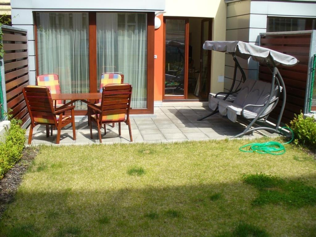 Garden Apartment With Garage In Central Praga Zewnętrze zdjęcie