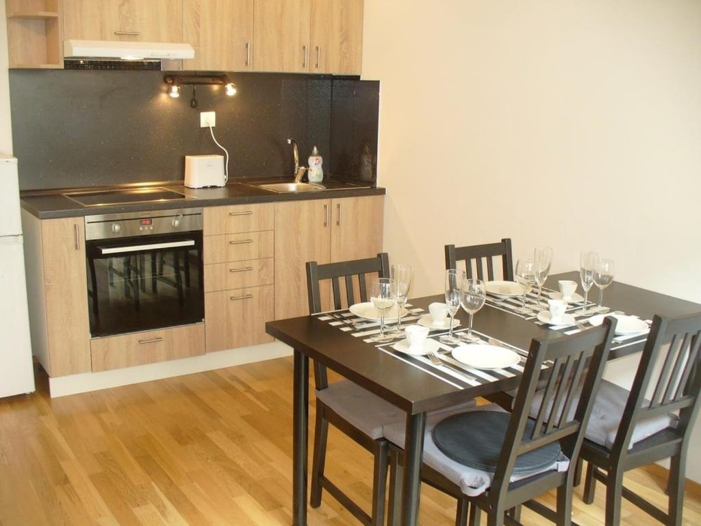 Garden Apartment With Garage In Central Praga Zewnętrze zdjęcie