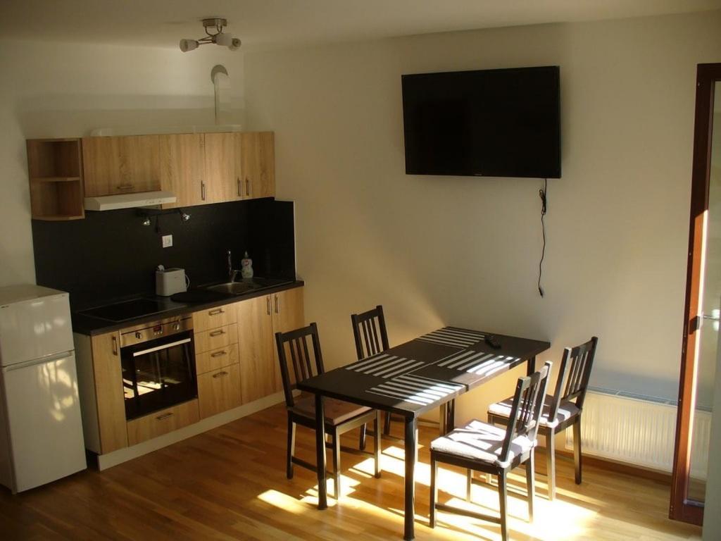 Garden Apartment With Garage In Central Praga Zewnętrze zdjęcie