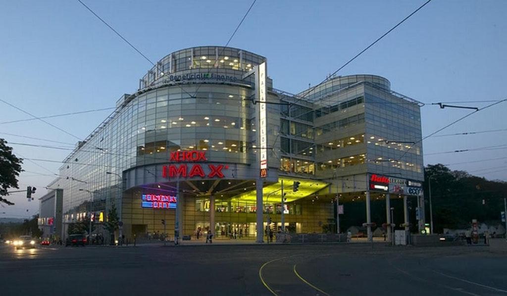 Garden Apartment With Garage In Central Praga Zewnętrze zdjęcie