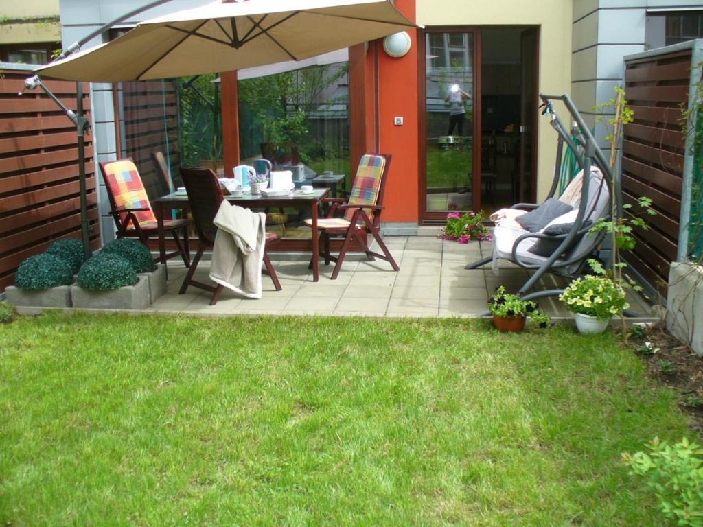 Garden Apartment With Garage In Central Praga Zewnętrze zdjęcie