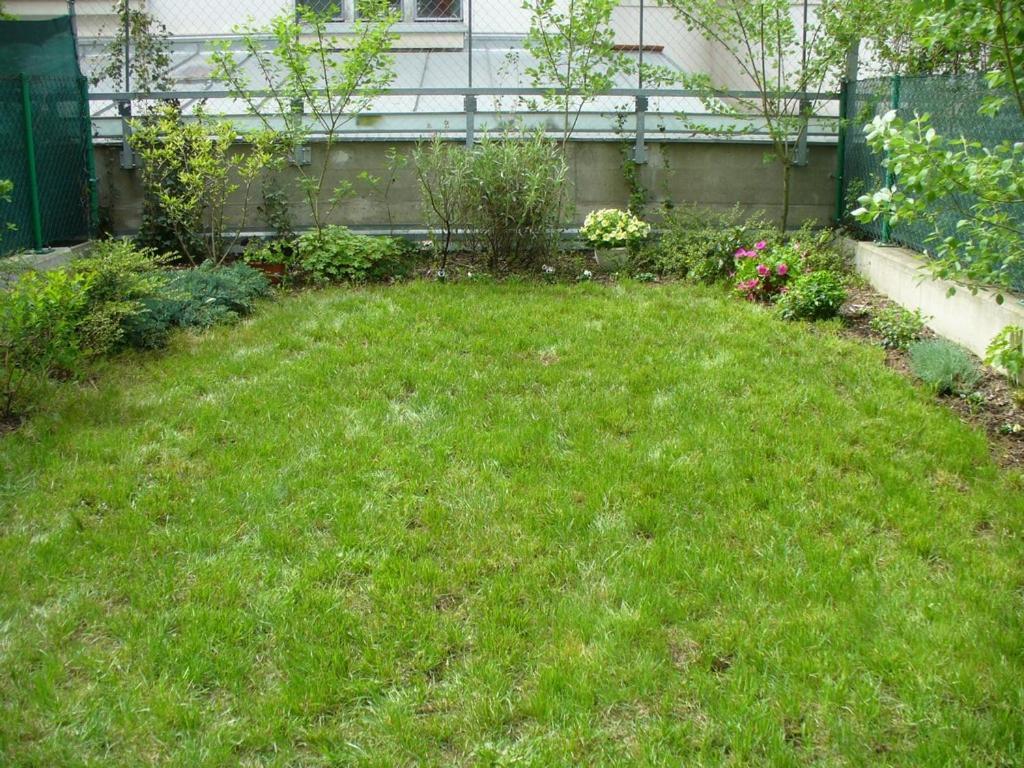 Garden Apartment With Garage In Central Praga Zewnętrze zdjęcie