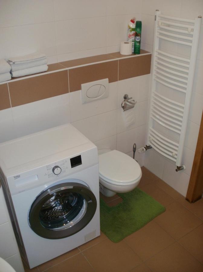 Garden Apartment With Garage In Central Praga Zewnętrze zdjęcie
