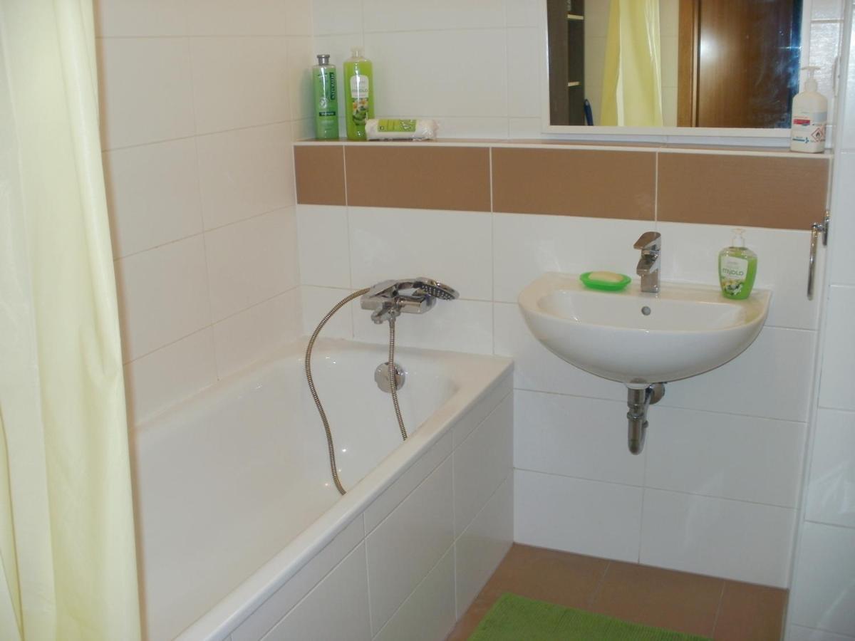 Garden Apartment With Garage In Central Praga Zewnętrze zdjęcie